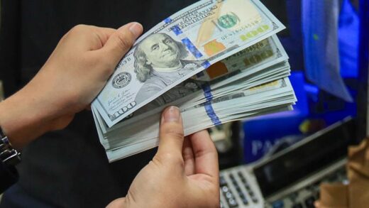 Долар в Україні за крок до психологічного рубежу