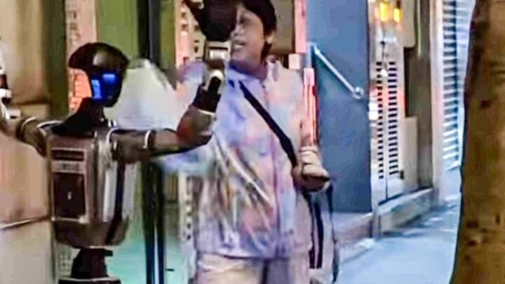 У Китаї поліція заарештувала людиноподібного робота