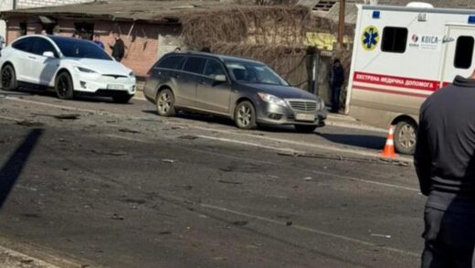 У Сумах дрон влучив у дорогу: пошкоджені авто, є поранені