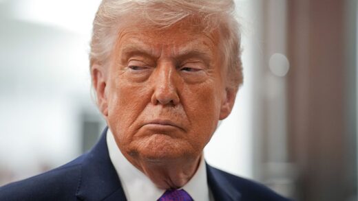 Трамп погрожує скерувати агентів ICE до аеропортів