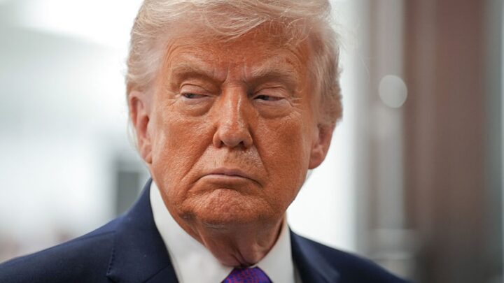 Трамп погрожує скерувати агентів ICE до аеропортів