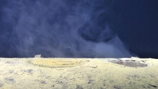 Затонулий радянський підводний човен випускає радіоактивні відходи в океан