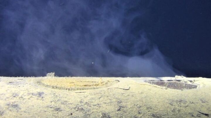 Затонулий радянський підводний човен випускає радіоактивні відходи в океан