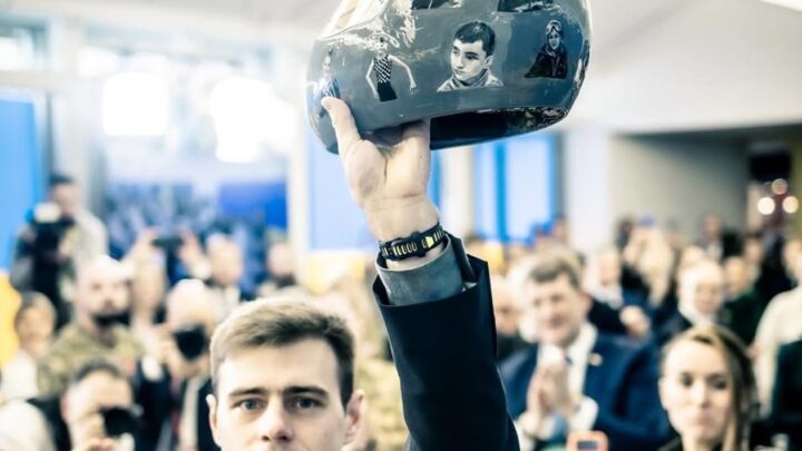 Владислав Гераскевич подарував вишиванку Бену Стіллеру