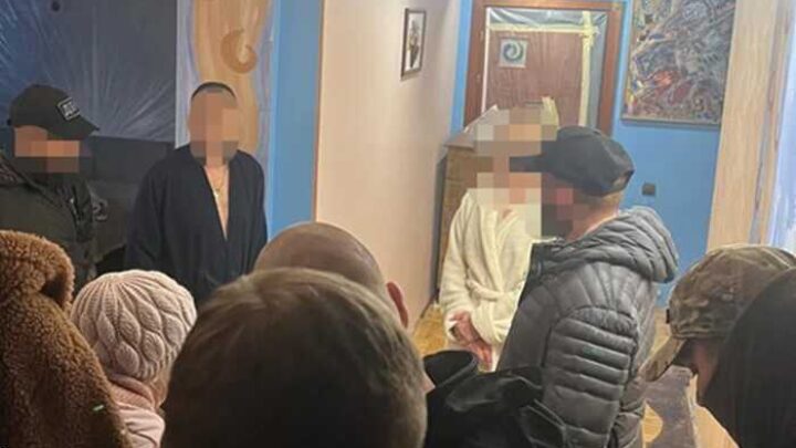 Просили до 30 тисяч доларів за «виїзд»: ДБР та СБУ затримали двох помічників нардепів у справі про шахрайство