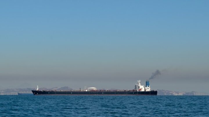 "Зомбі-танкери" прориваються через Ормузьку протоку - ЗМІ