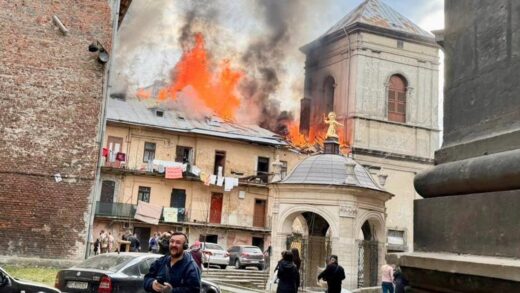 Росіяни поцілили у центр Львова, є поранені