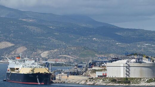 Україна домовляється з Грецією про постачання дизеля та газу