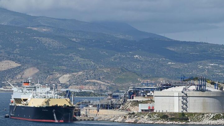 Україна домовляється з Грецією про постачання дизеля та газу