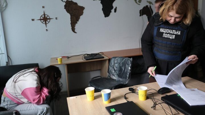 Вдавали романтику і викрадали крипту: в Дніпрі ліквідовали call-центри