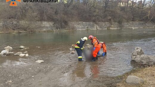 На Київщині та Прикарпатті рятувальники дістали з води потопельників