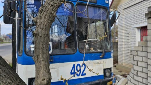 Росіяни атакували з дрона тролейбус у Херсоні