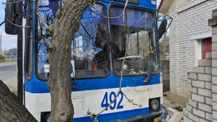 Росіяни атакували з дрона тролейбус у Херсоні