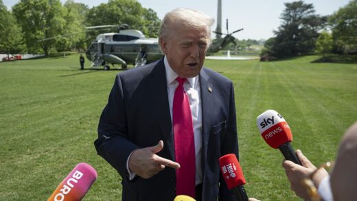 Трамп показав дивне фото, яким прикрасив Білий дім