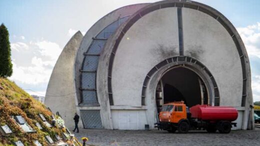 Фіктивні матеріали та завищені кошториси: Нацполіція розслідує розтрату 630 мільйонів гривень на ремонтах кладовищ та крематорію
