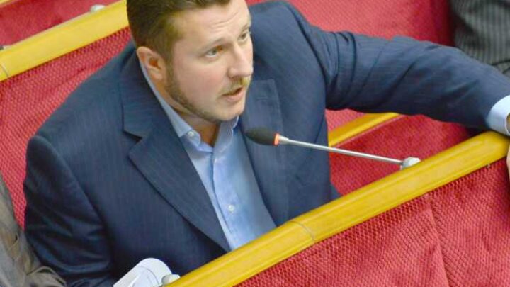 Маєток у Конча-Заспі, квартири в центрі Києва і 1 мільярд активів: нардеп Антон Яценко оформлює майно на родину і щомісяця бере гроші “на проїзд”