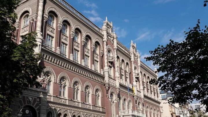 Нацбанк почав знижувати курс гривні