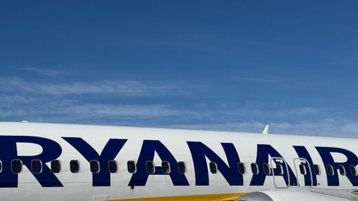 Пасажира затягнуло у розбите вікно літака Ryanair