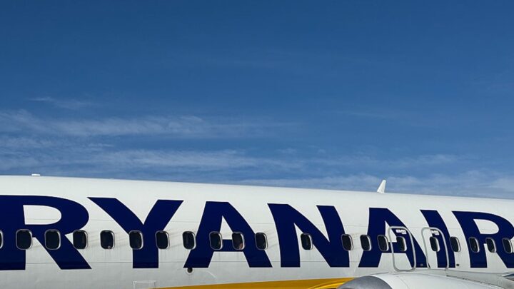 Пасажира затягнуло у розбите вікно літака Ryanair