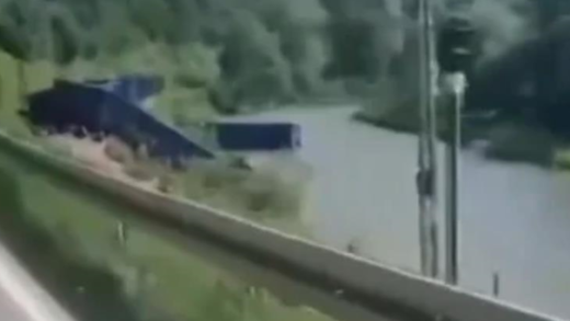 У Польщі поїзд зійшов з рейок: вагони впали в річку
