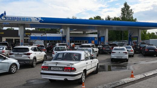 В Росії почалися рейди з розшуку бензину у будинках та гаражах