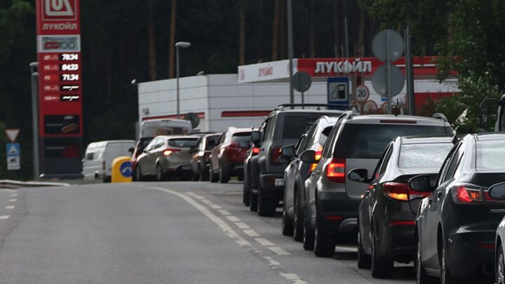 В Росії обвалилися продажі нових авто на тлі кризи пального