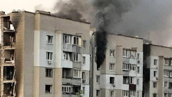 Авіабомби РФ влучили у багатоповерхівку в Херсоні