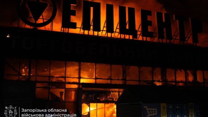 Пожежа у торговому центрі: РФ атакувала Запоріжжя