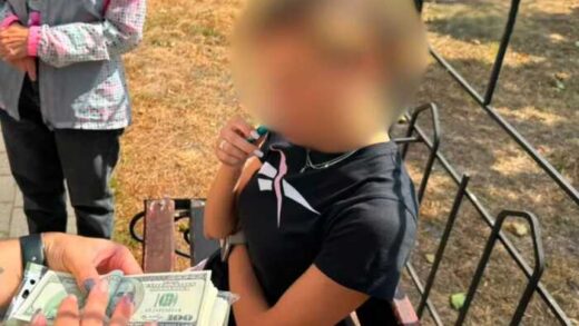 У Києві затримали працівницю Червоного Хреста та волонтера на хабарі 20 тисяч доларів