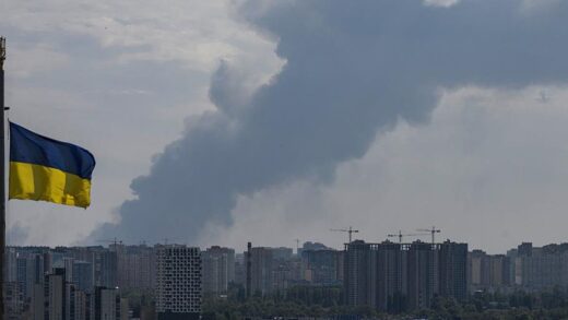 У Києві палає будинок після влучання "шахеда"