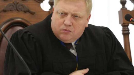 Суддя Юрій Слива «випадково» знайшов у кишені 8300 доларів, а в іншій справі фігурували 35 тисяч доларів за рішення